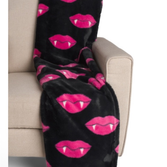 Novogratz Other - vampire  Pink Lips Novogratz throw blanket.